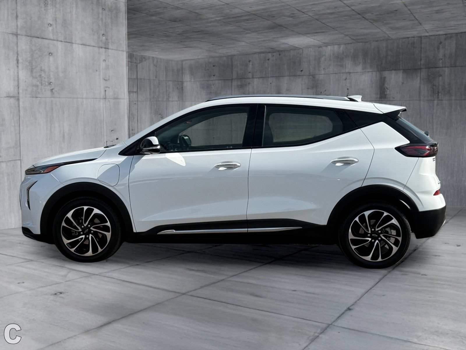 Certified 2023 Chevrolet Bolt EUV Premier w/ Sun & Sound Package FWD image 3