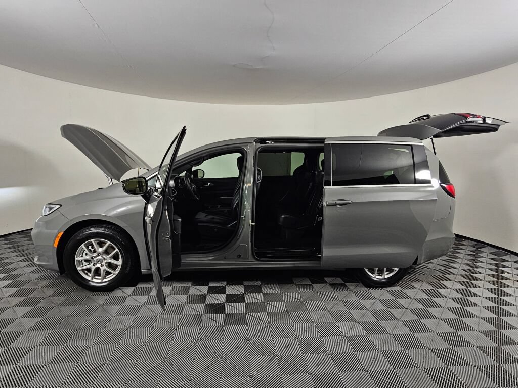 Used 2025 Chrysler Pacifica Select FWD image 16