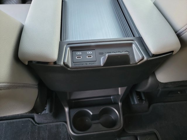 Used 2026 Toyota Sienna XLE FWD image 19