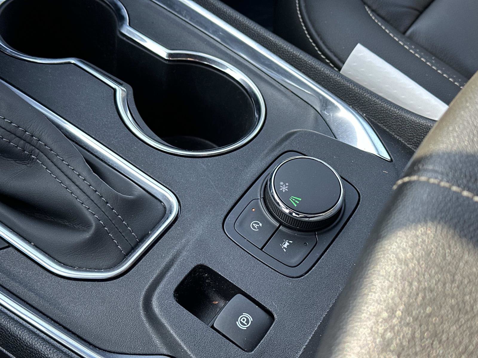 Used 2023 Chevrolet Traverse LT w/ Rear Camera Mirror Package image 32