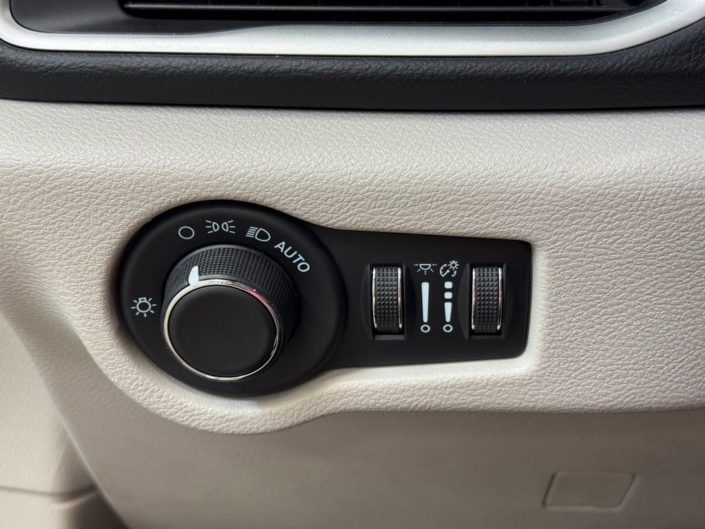 Used 2023 Chrysler Voyager LX FWD image 27