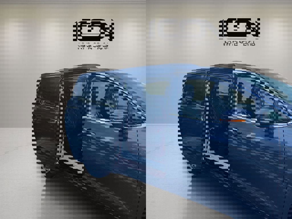 Used 2022 Chrysler Pacifica Touring-L image 5