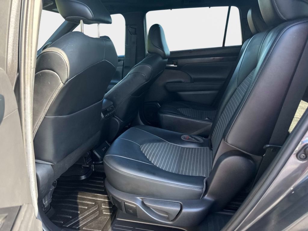 Used 2021 Toyota Highlander XSE image 12