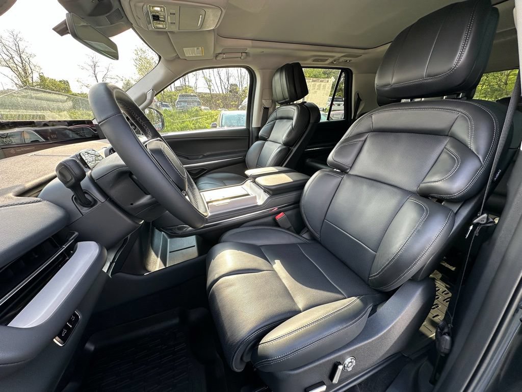 New 2025 Lincoln Navigator Reserve AWD/4WD image 18