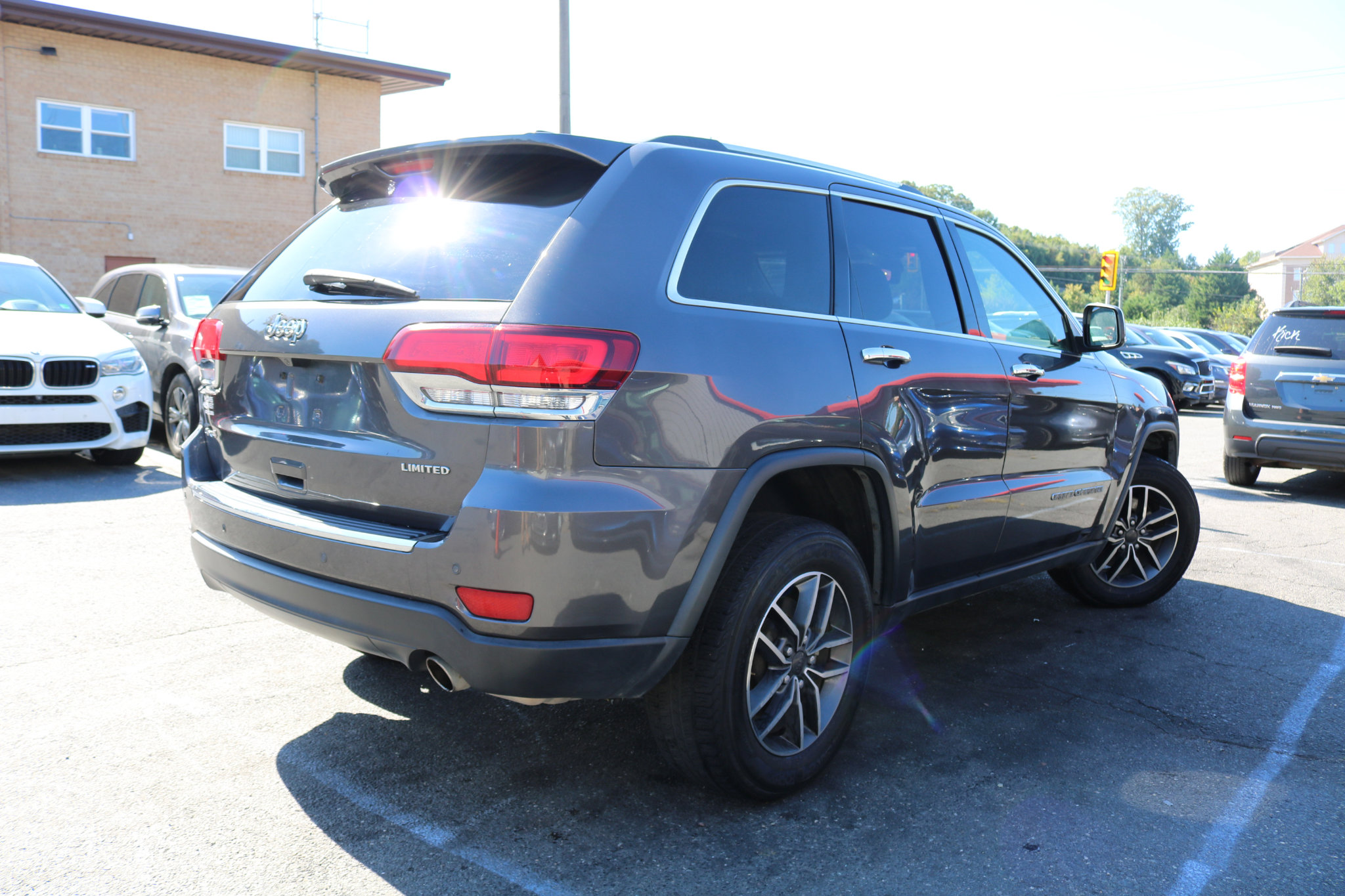 Used 2021 Jeep Grand Cherokee Limited w/ Luxury Group II image 2