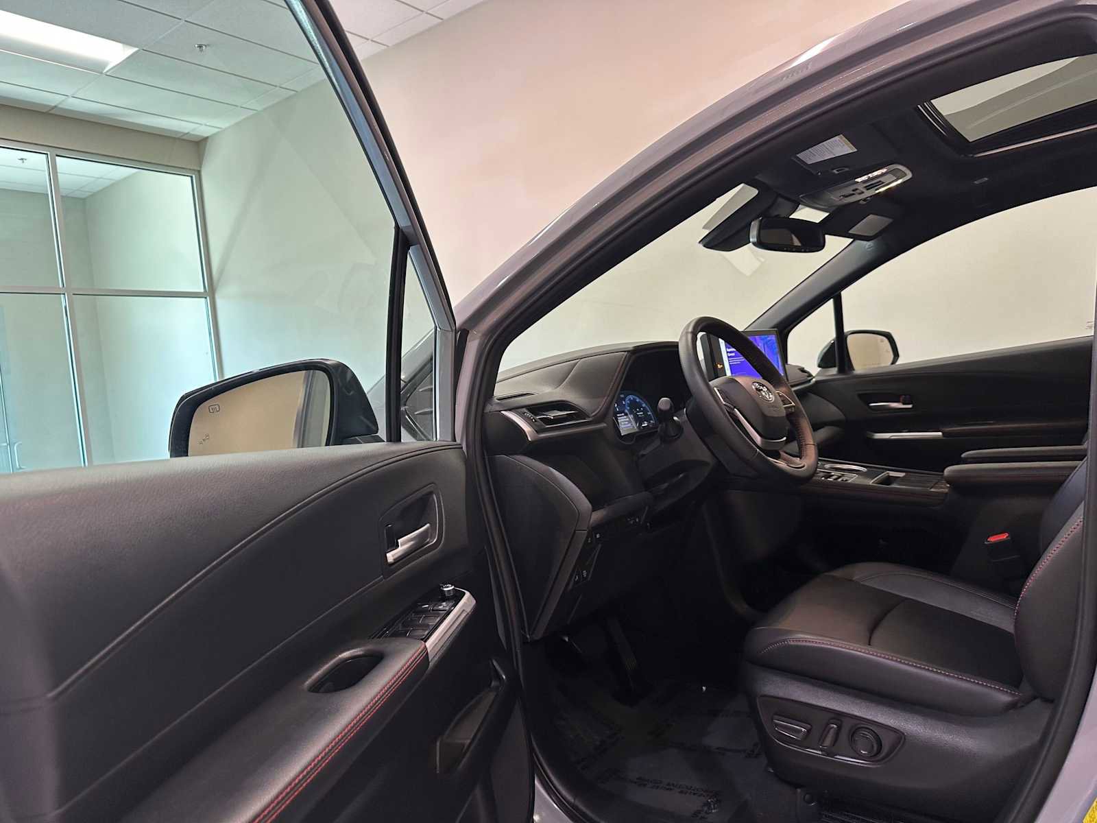 Certified 2025 Toyota Sienna XSE image 23