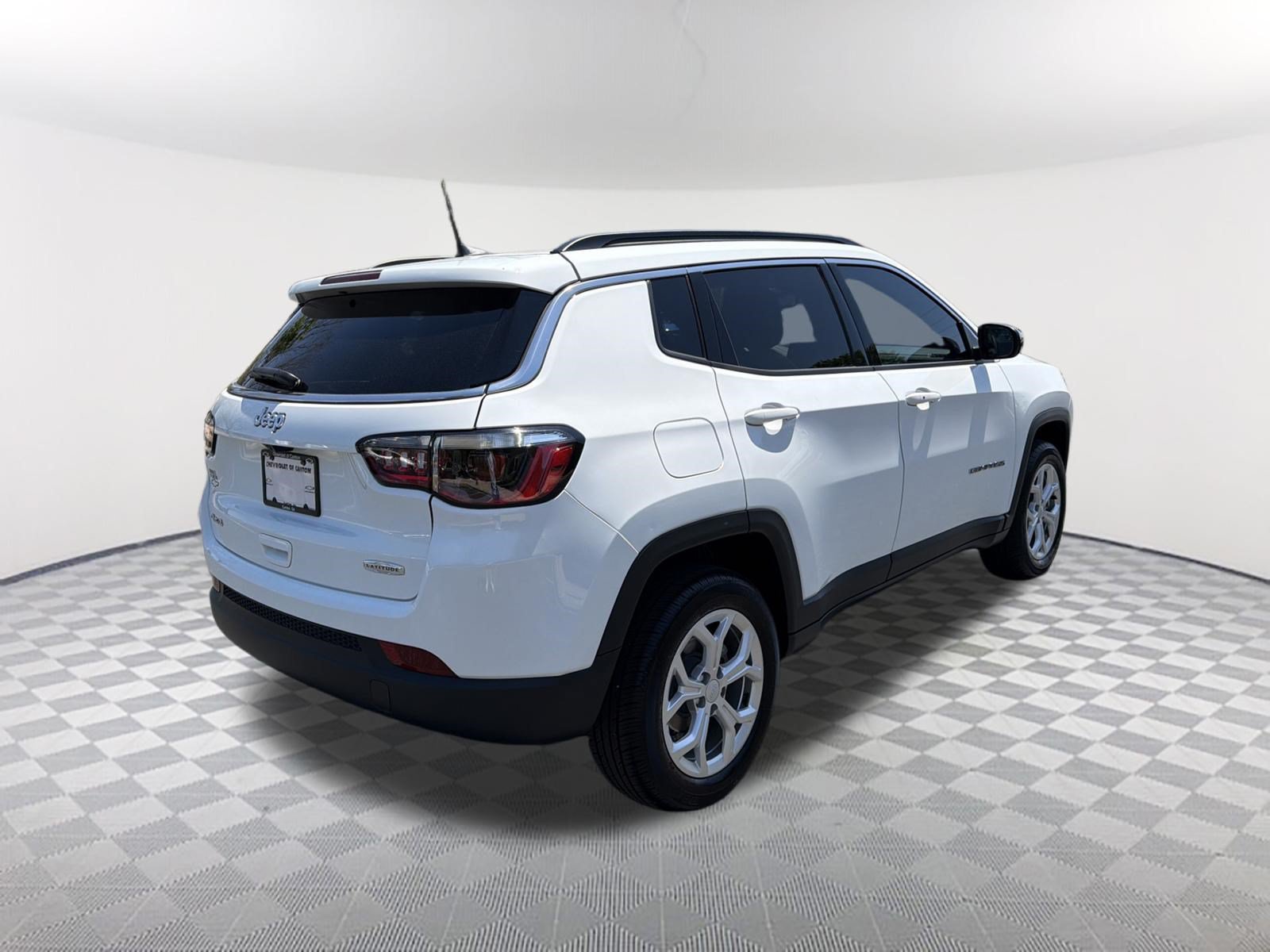 Used 2024 Jeep Compass Latitude AWD/4WD image 5
