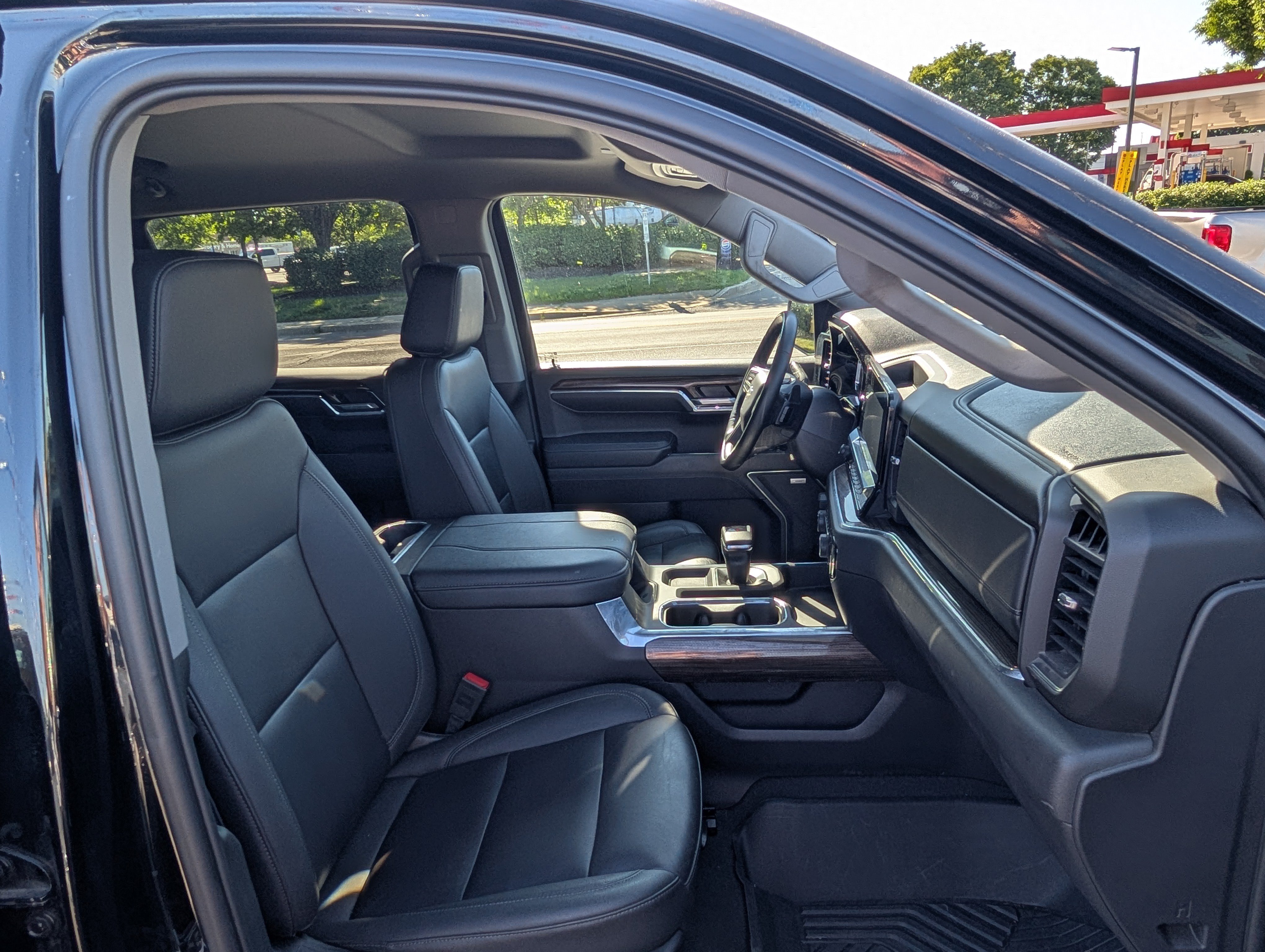 Used 2024 Chevrolet Silverado 1500 LT Trail Boss w/ LT Trail Boss Premium Package AWD/4WD image 12