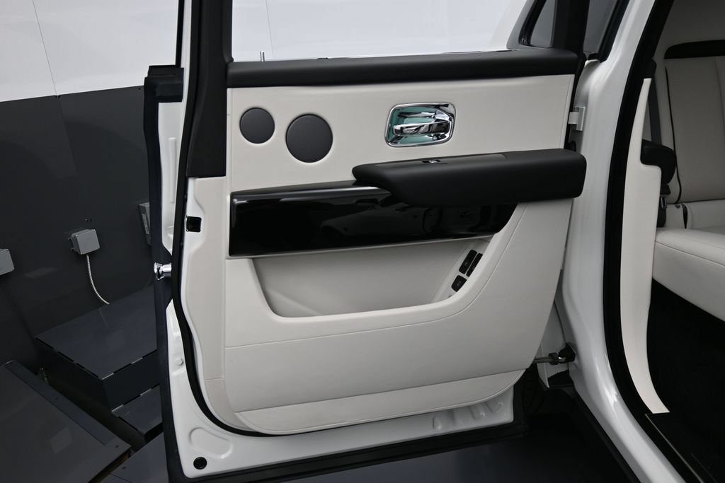 Certified 2022 Rolls-Royce Cullinan w/ Dark Exterior Package AWD/4WD image 28