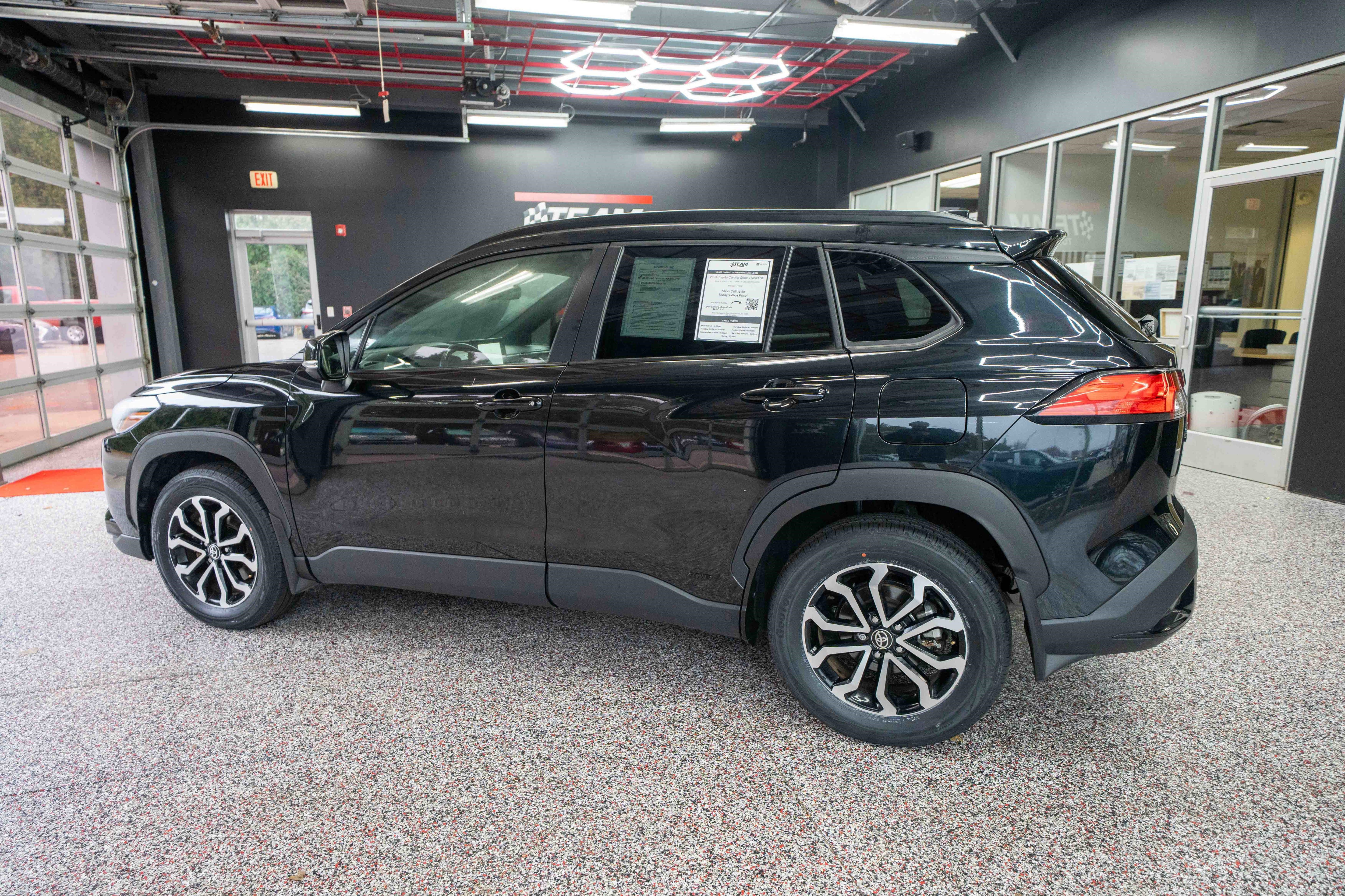 Used 2023 Toyota Corolla Cross SE image 2