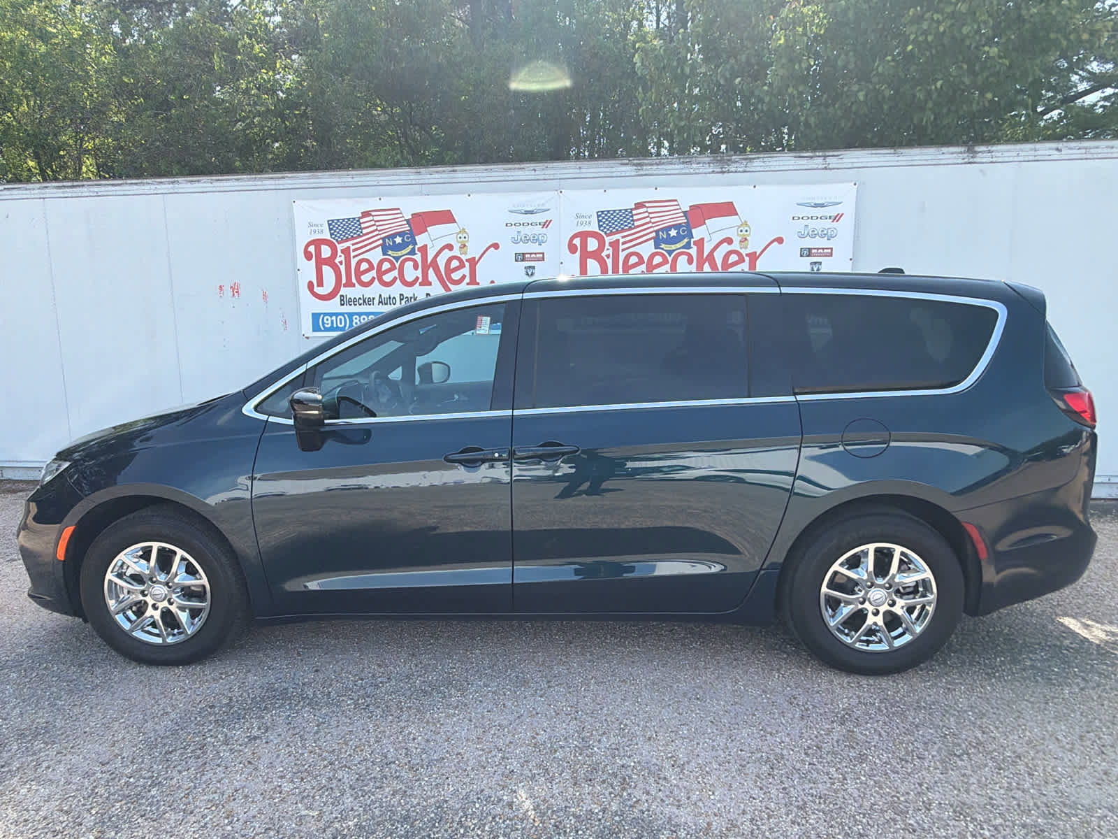 Used 2025 Chrysler Pacifica Select FWD image 7