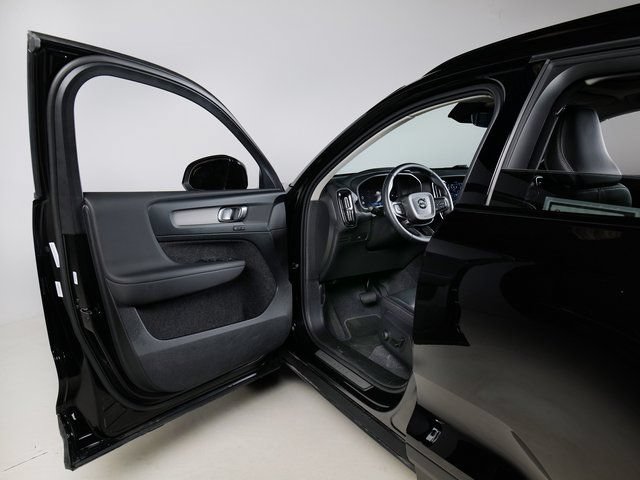 Used 2025 Volvo XC40 B5 Plus AWD/4WD image 25
