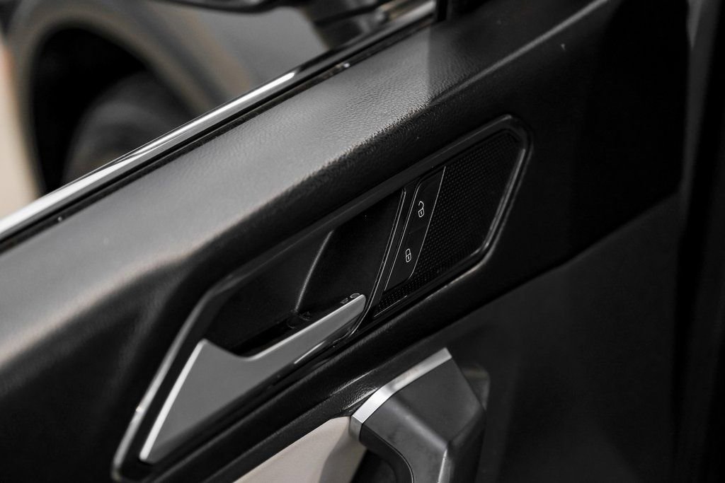 Used 2018 Volkswagen Tiguan SE image 45