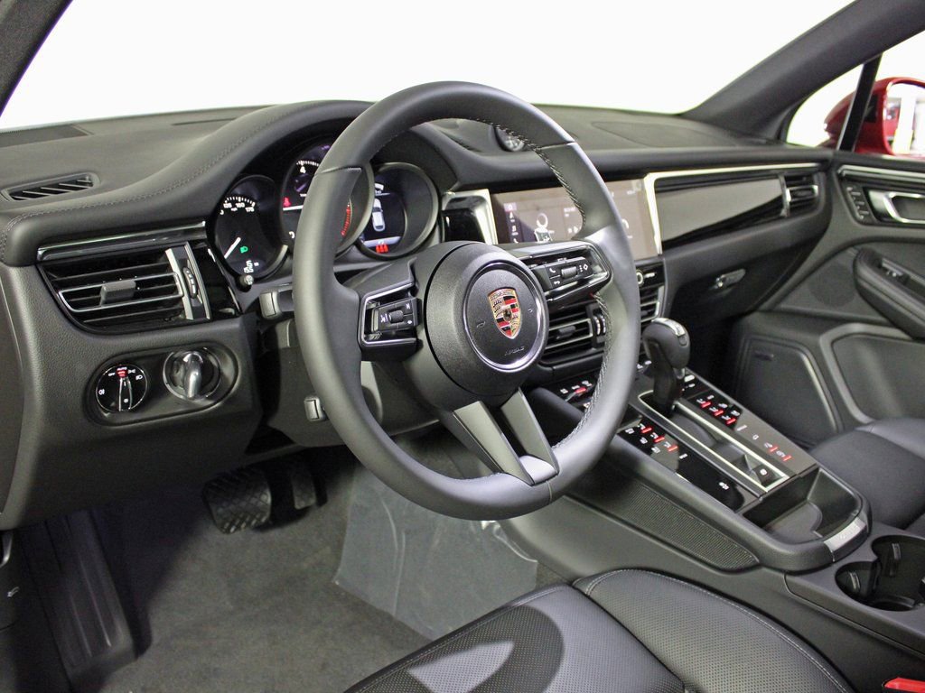 Certified 2025 Porsche Macan image 4