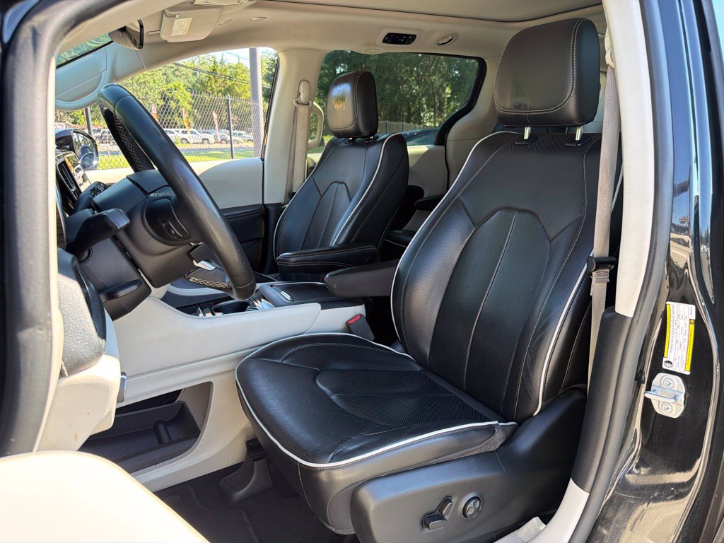 Used 2023 Chrysler Pacifica Limited FWD image 18