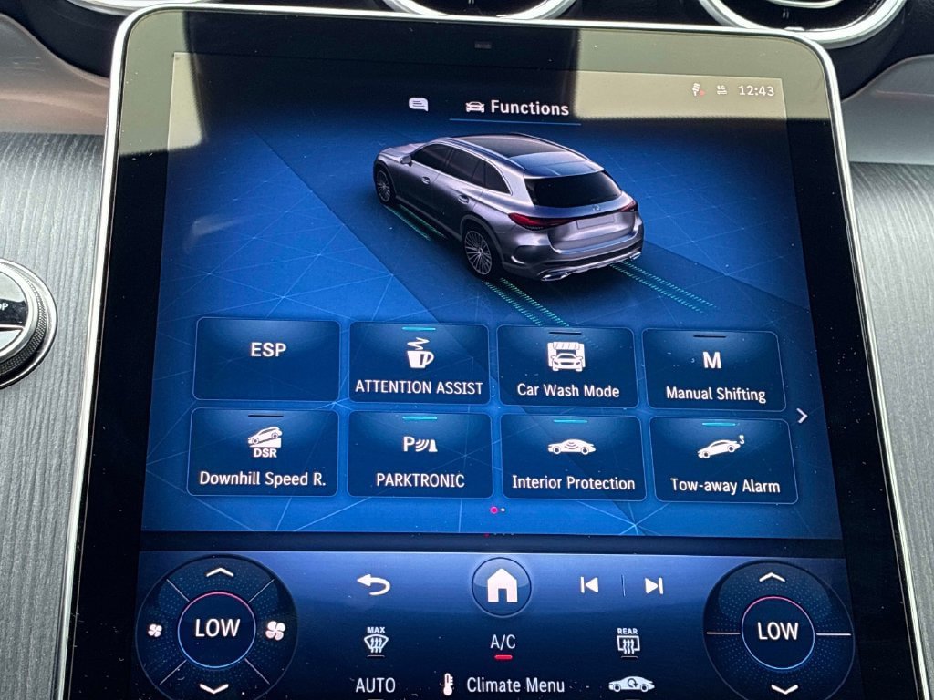 Used 2025 Mercedes-Benz GLC 300 4MATIC image 32