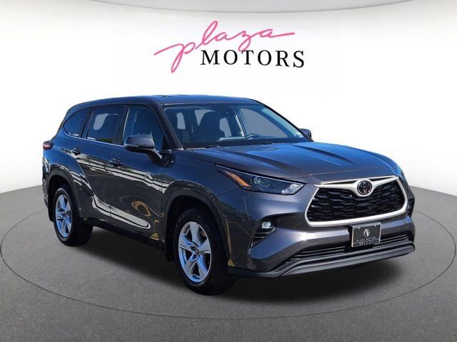 Used 2024 Toyota Highlander LE AWD/4WD image 3