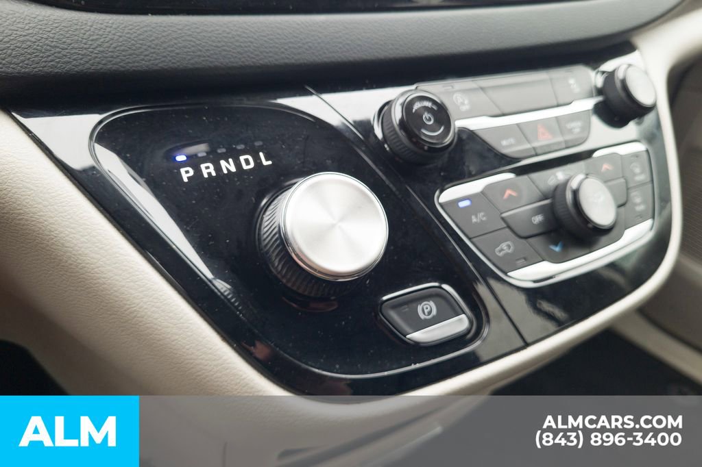 Used 2023 Chrysler Voyager LX image 9