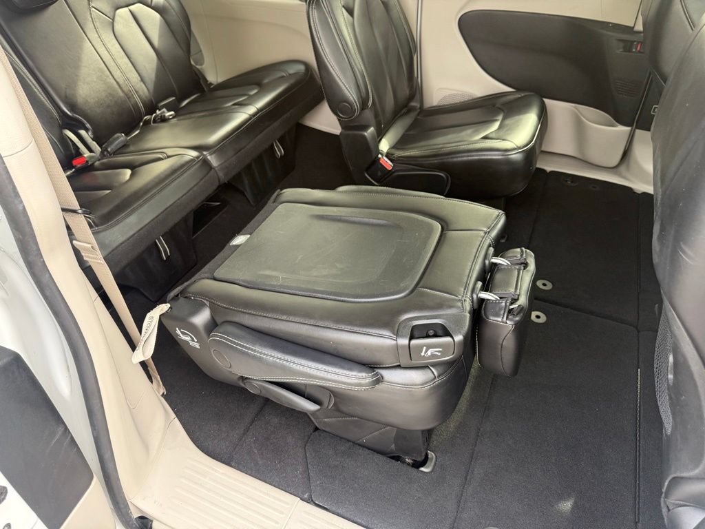 Used 2023 Chrysler Pacifica Touring-L FWD image 54