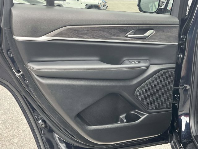 Used 2023 Jeep Grand Cherokee L Limited AWD/4WD image 18