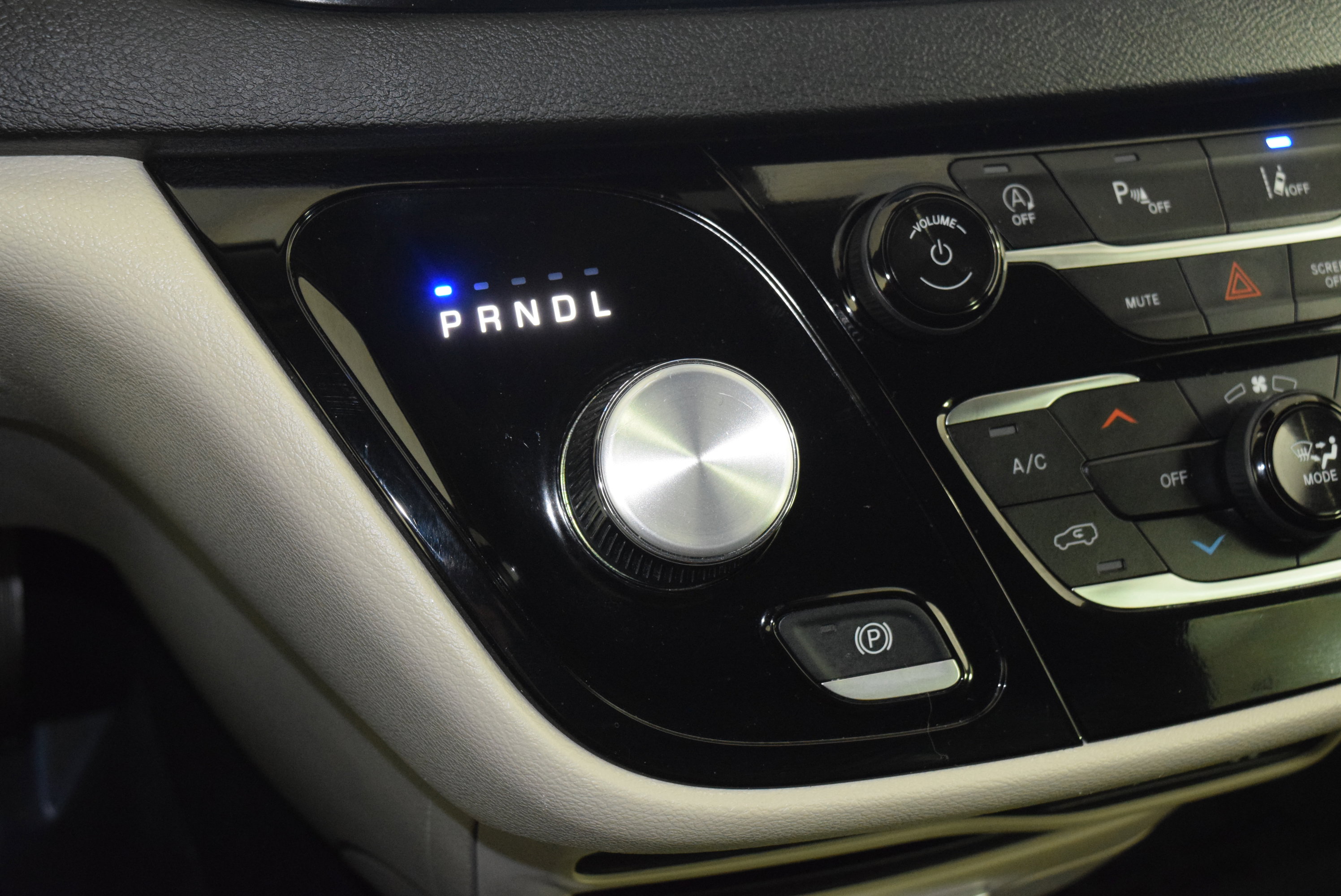 Used 2024 Chrysler Pacifica Touring-L image 19