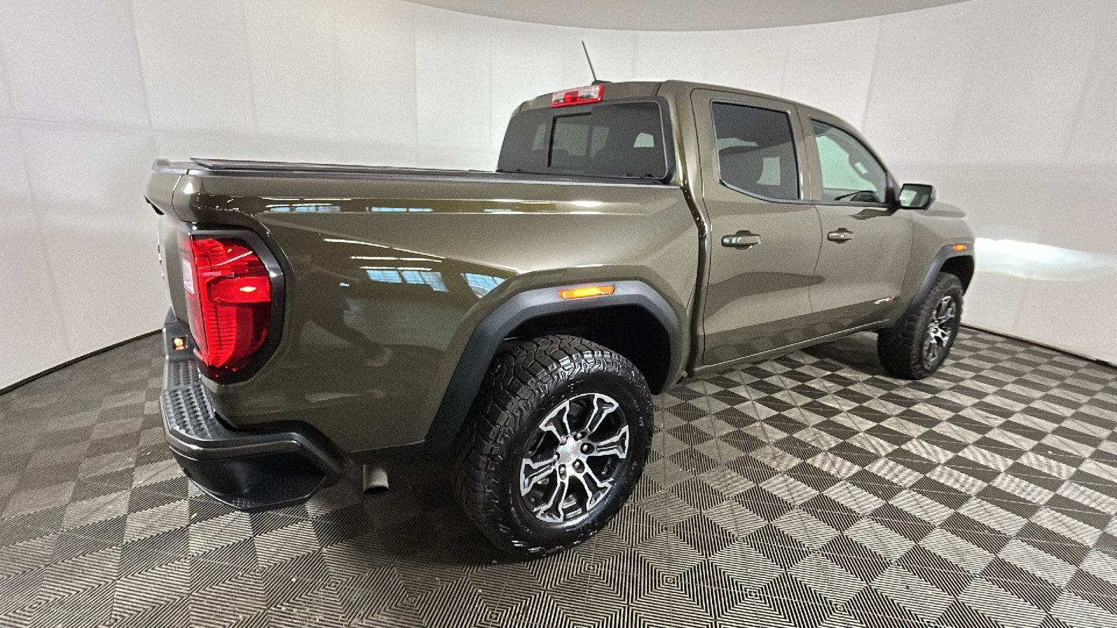Used 2024 GMC Canyon AT4 w/ AT4 Premium Package AWD/4WD image 3