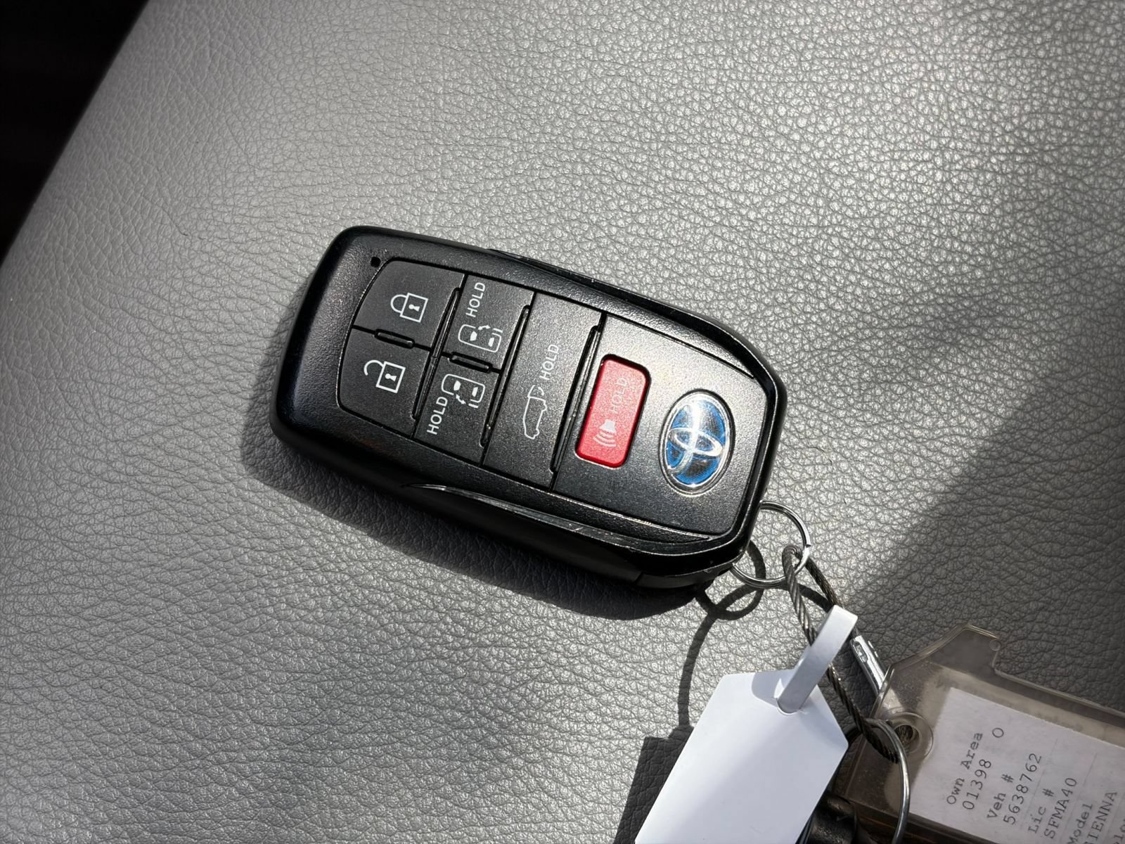 Used 2025 Toyota Sienna XLE FWD image 21