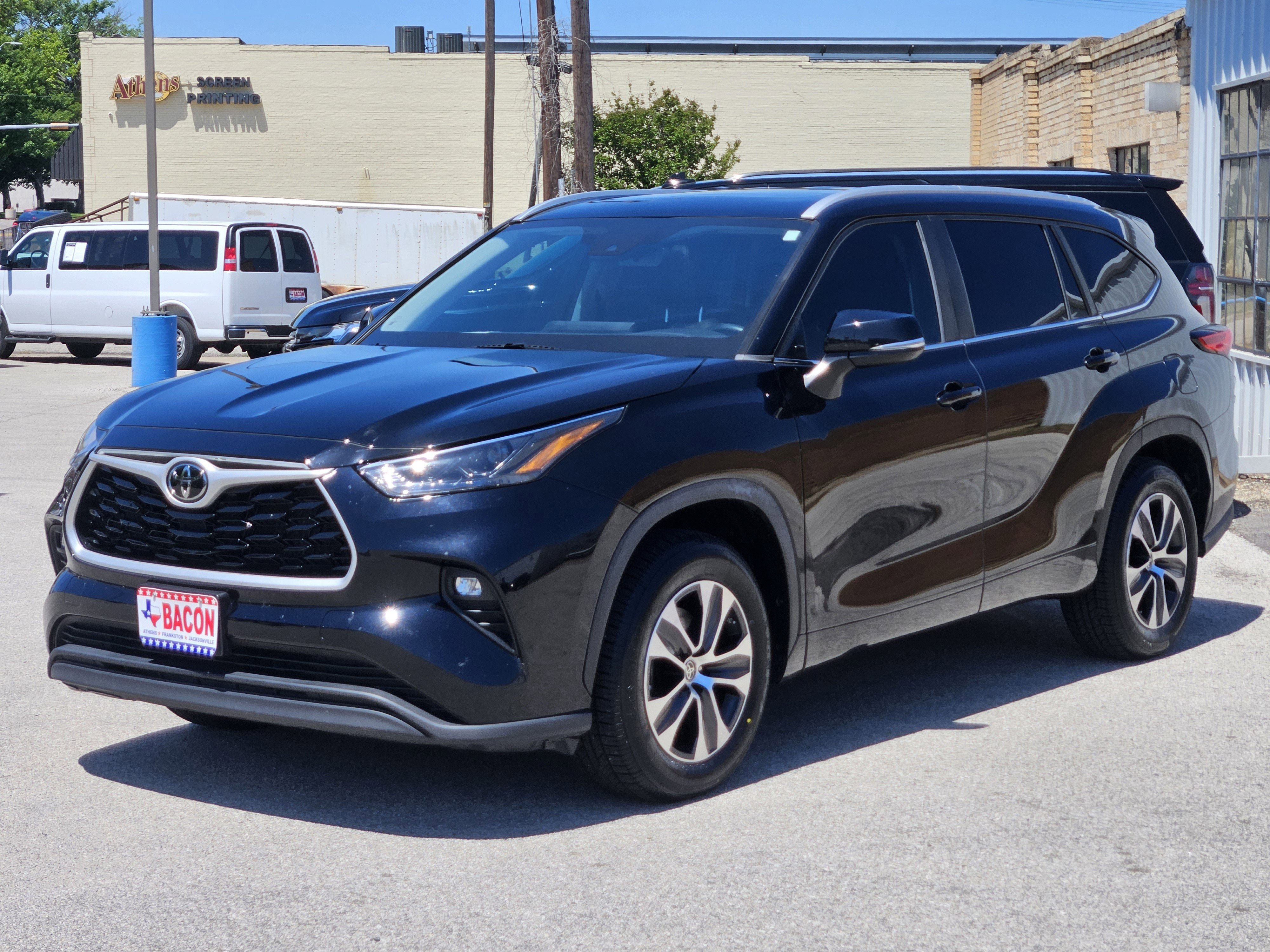 Used 2023 Toyota Highlander XLE FWD image 1
