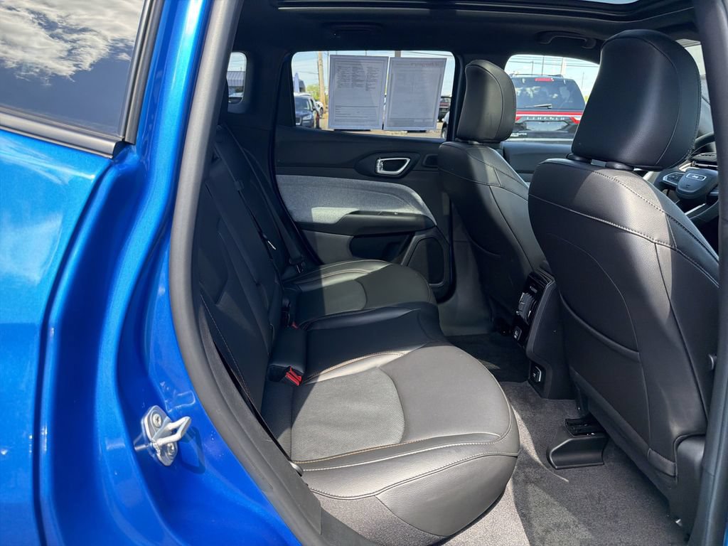Used 2023 Jeep Compass Latitude w/ Sun and Sound Group AWD/4WD image 18