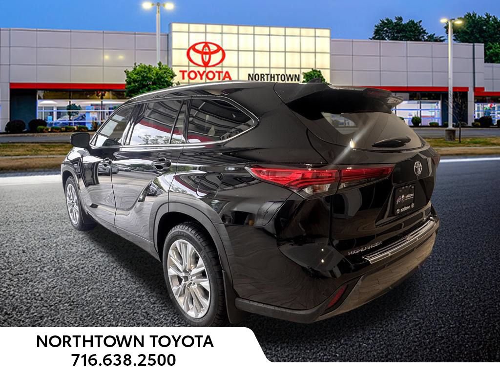 Used 2021 Toyota Highlander Limited AWD/4WD image 3