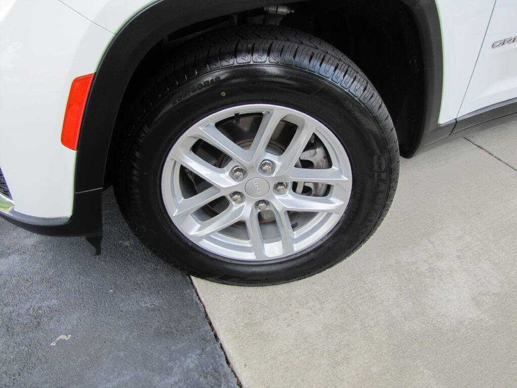 Used 2023 Jeep Grand Cherokee L Laredo RWD image 32