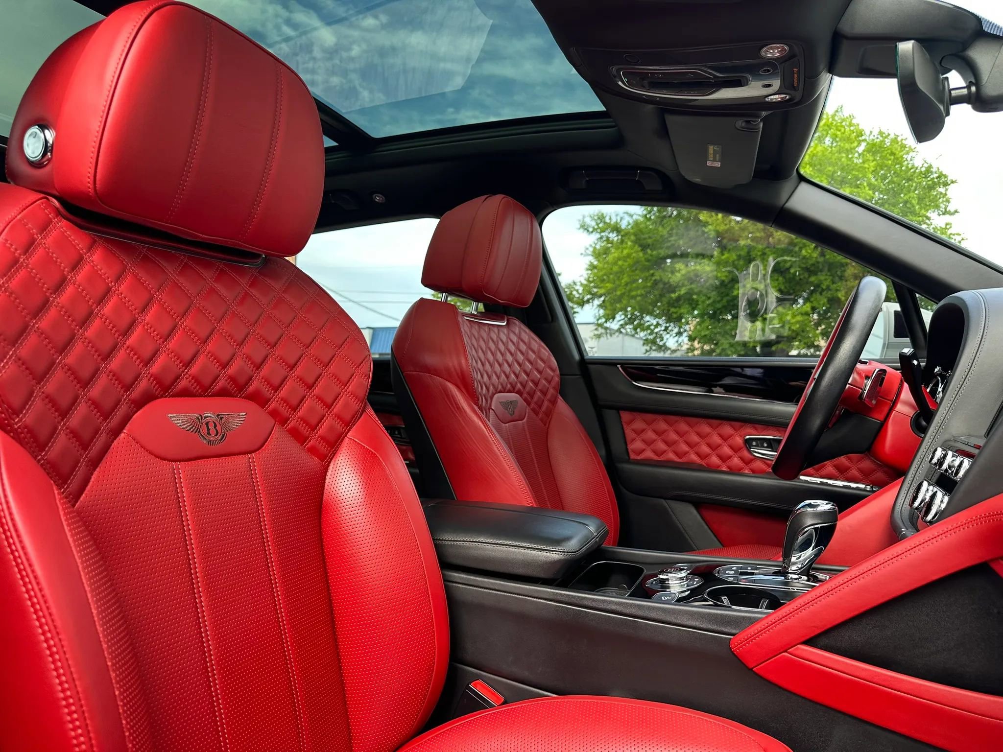 Used 2021 Bentley Bentayga AWD/4WD image 36