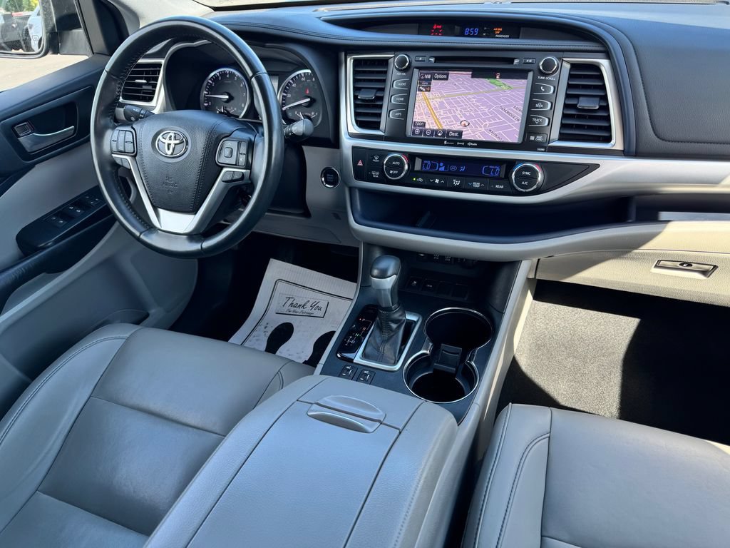 Used 2019 Toyota Highlander XLE FWD image 12