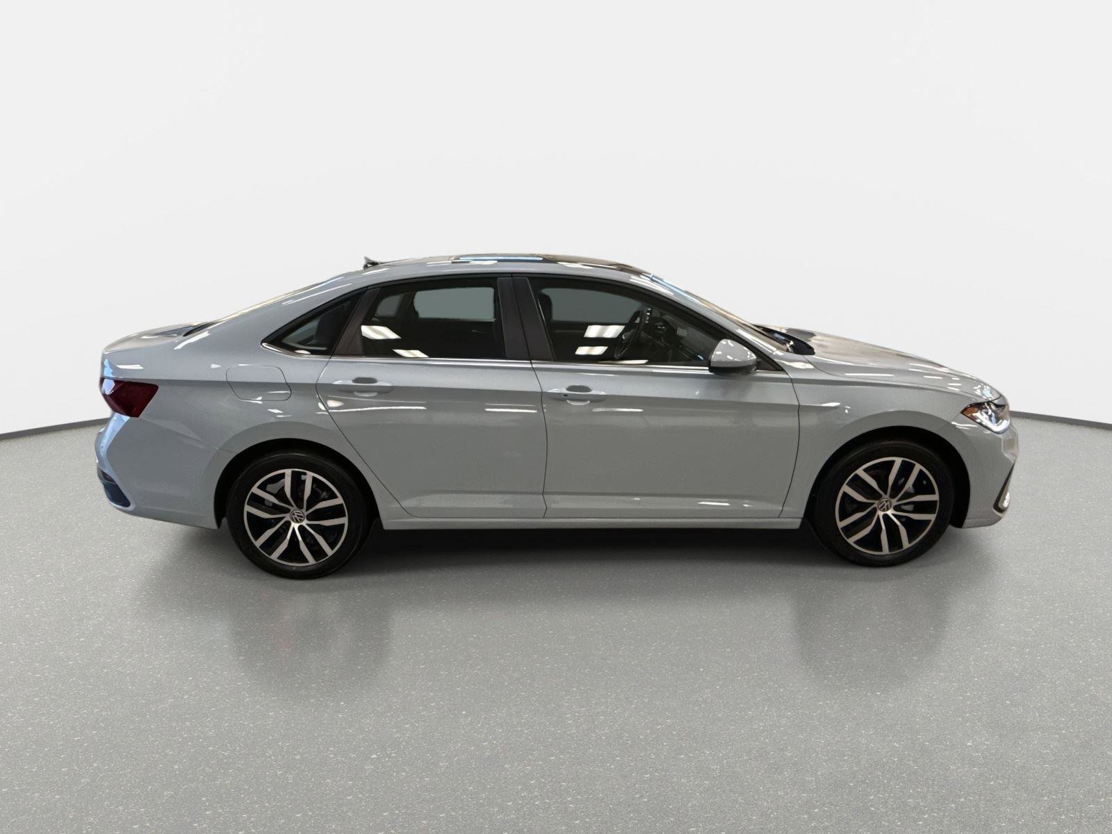 Used 2025 Volkswagen Jetta SE FWD image 4