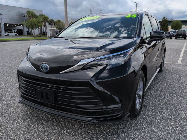 Certified 2025 Toyota Sienna LE w/ LE Plus Package AWD/4WD image 8