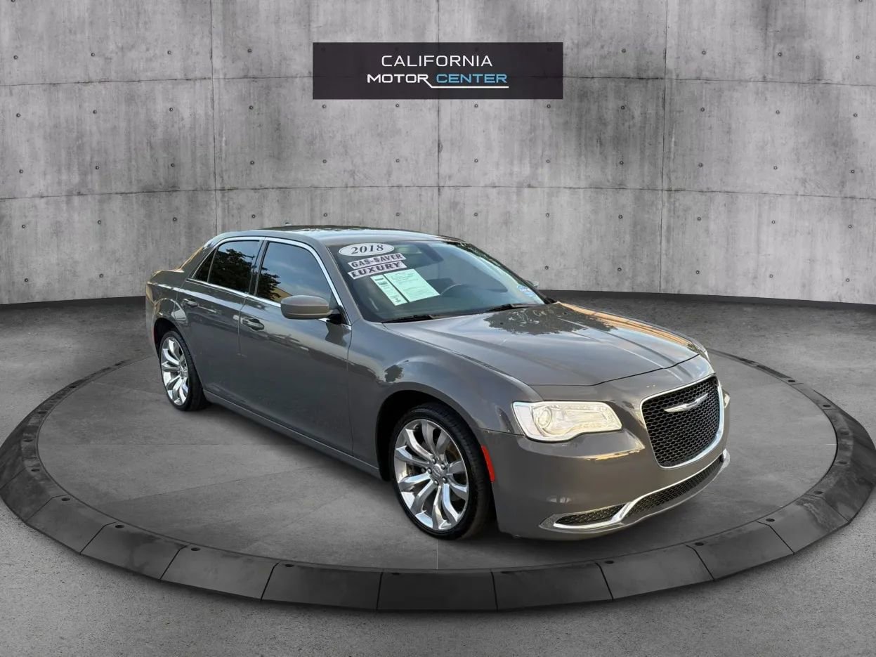 Used 2018 Chrysler 300 Touring L image 1