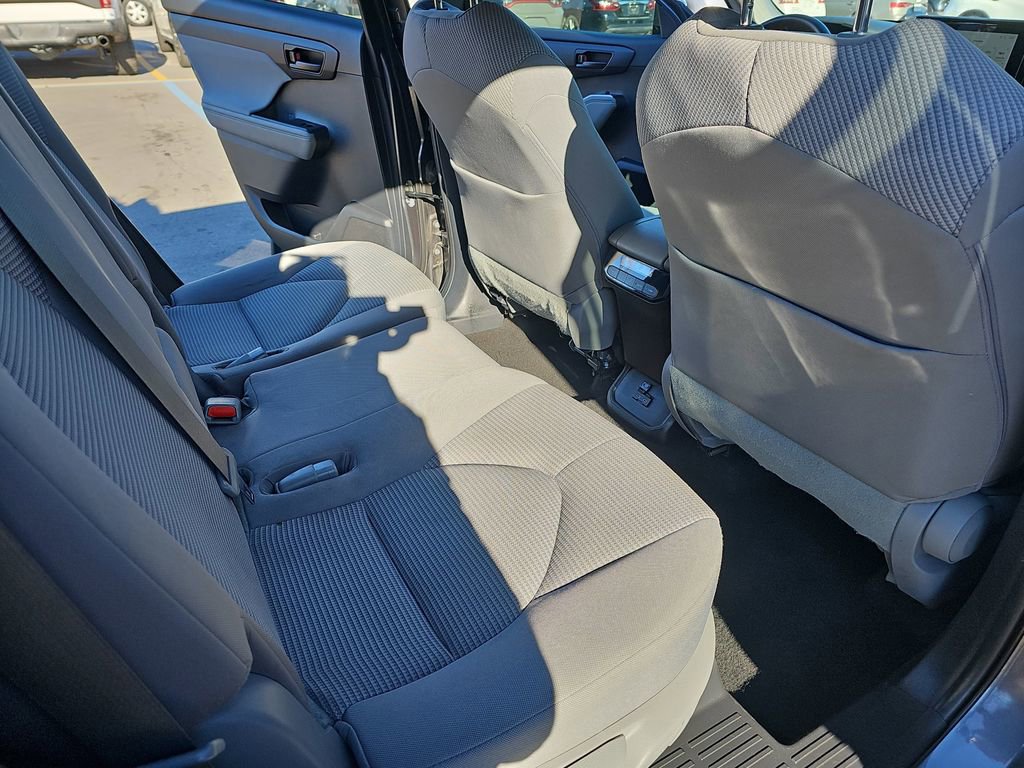 Used 2023 Toyota Highlander L image 14