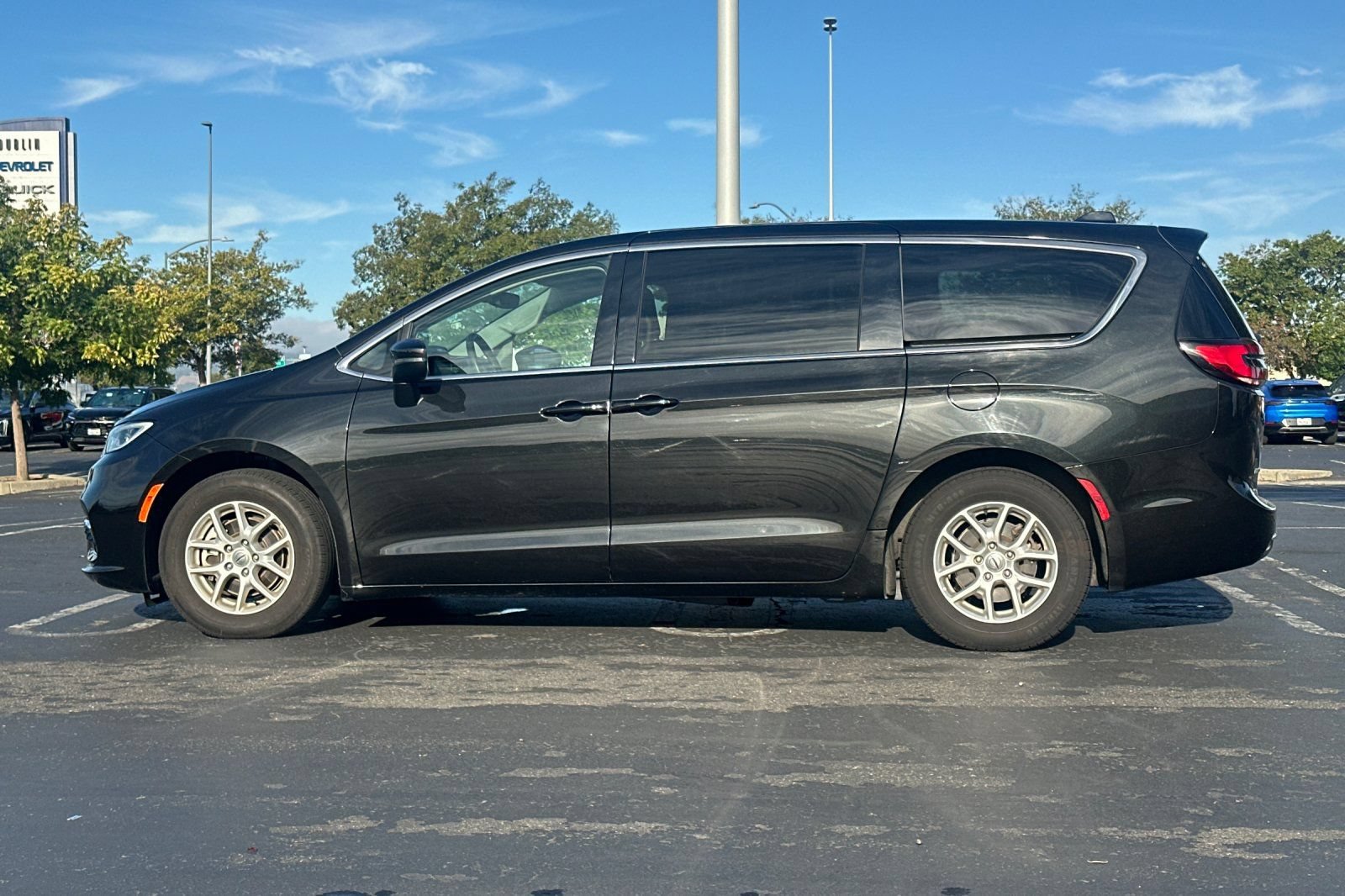 Used 2023 Chrysler Pacifica Touring-L FWD image 7