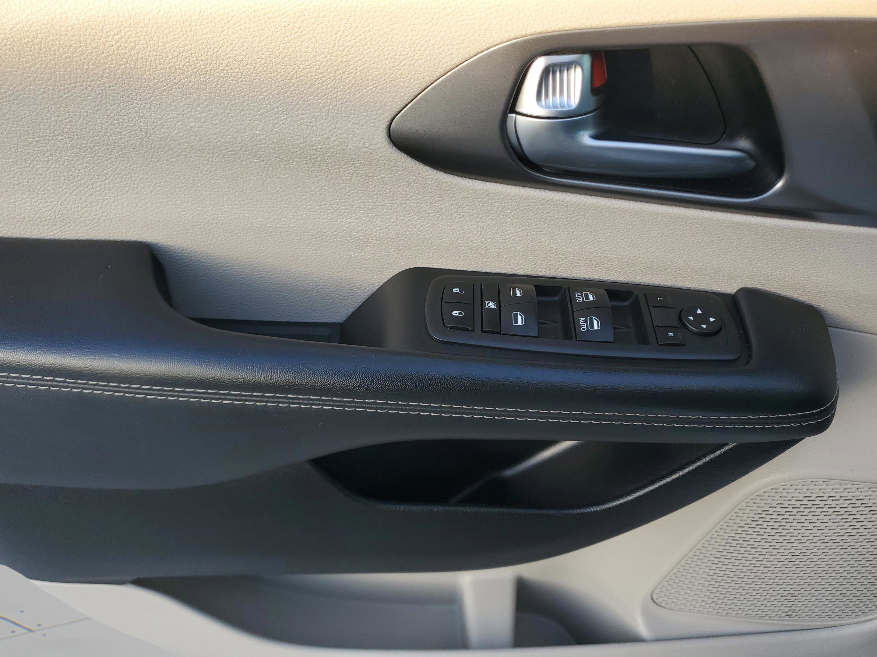 Used 2023 Chrysler Pacifica Touring-L image 28