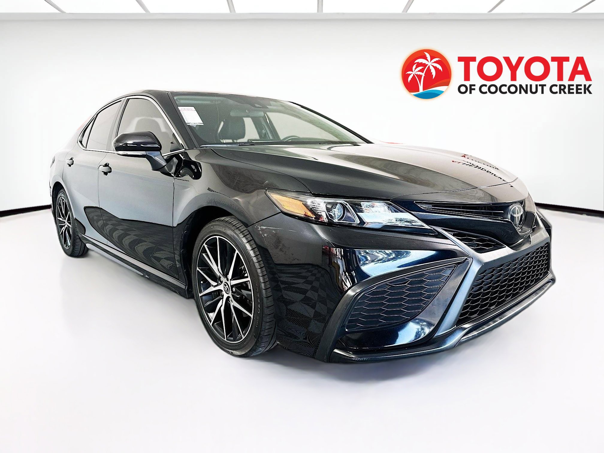 Used 2022 Toyota Camry SE image 1