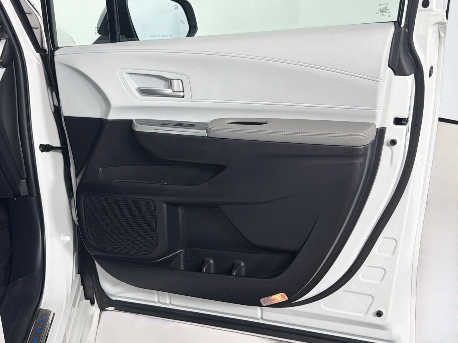 Used 2025 Toyota Sienna XLE w/ XLE Plus Package FWD image 32