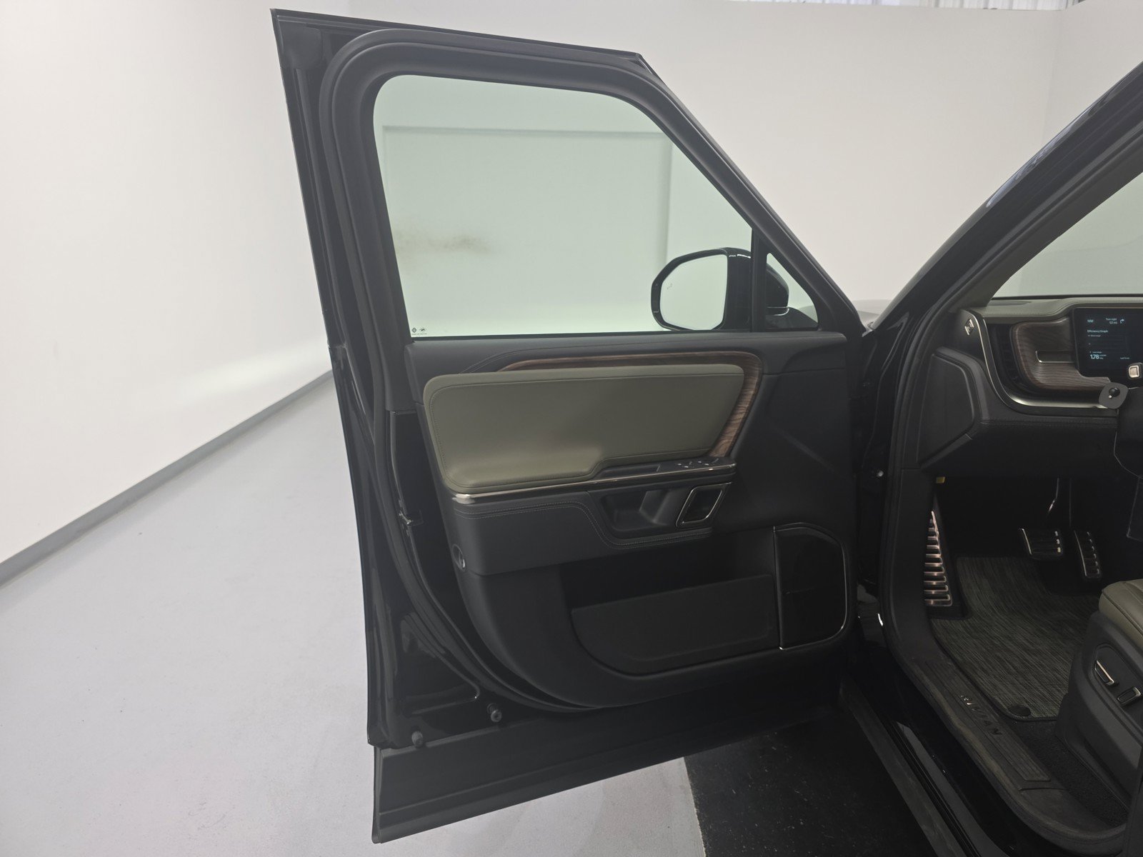 Used 2023 Rivian R1T Adventure AWD/4WD image 16