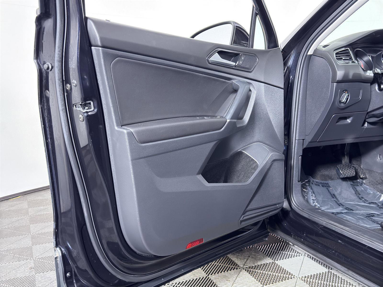 Used 2018 Volkswagen Tiguan SE w/ Panoramic Sunroof Package FWD image 28