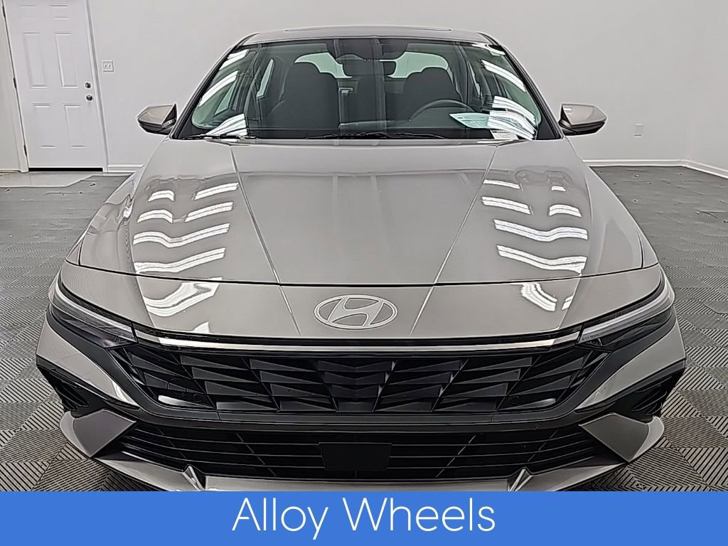 Used 2024 Hyundai Elantra SEL w/ Convenience Package image 4