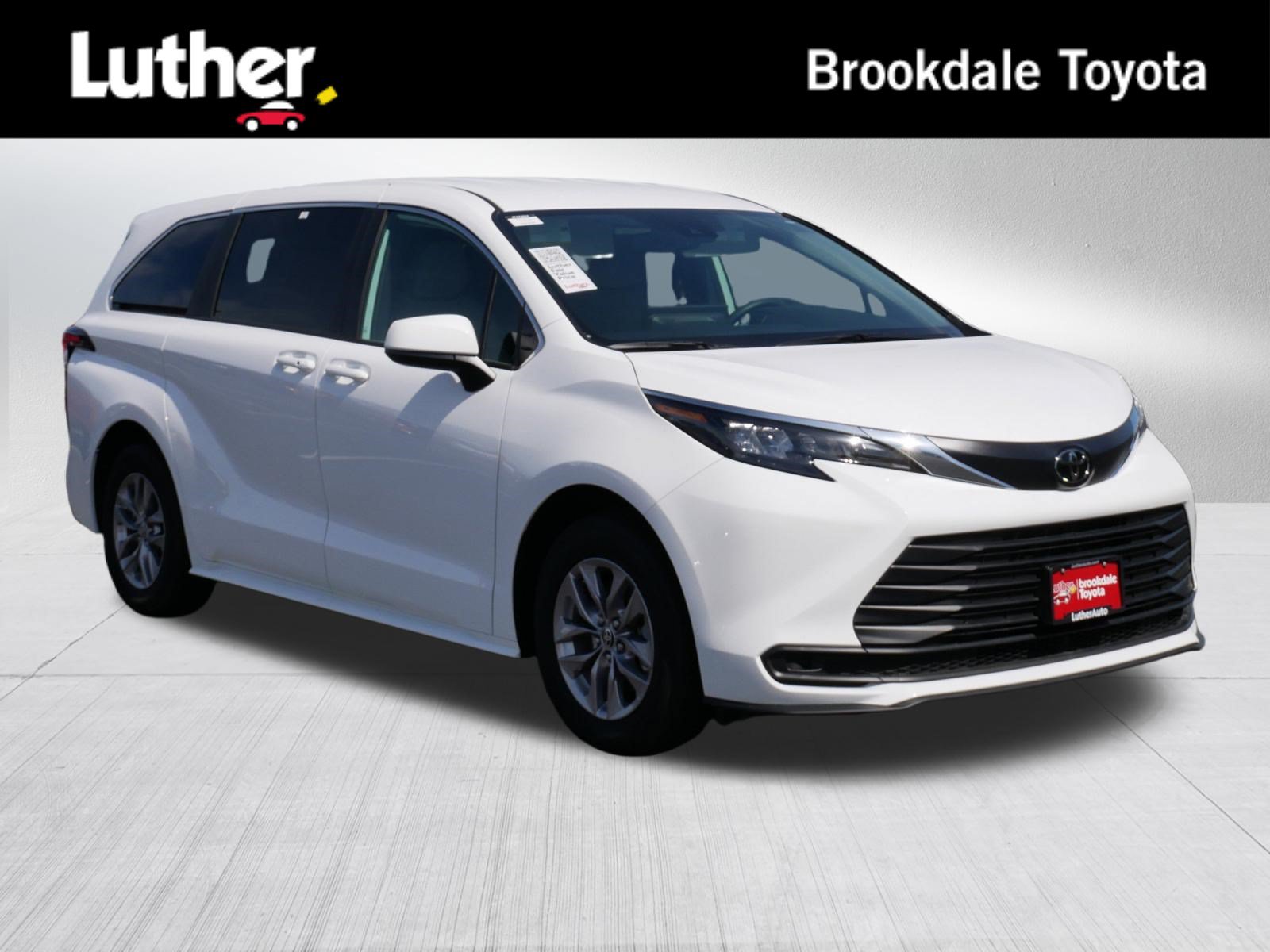Certified 2026 Toyota Sienna LE FWD image 1
