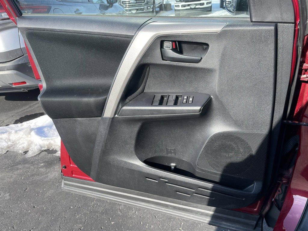 Used 2018 Toyota RAV4 LE image 46