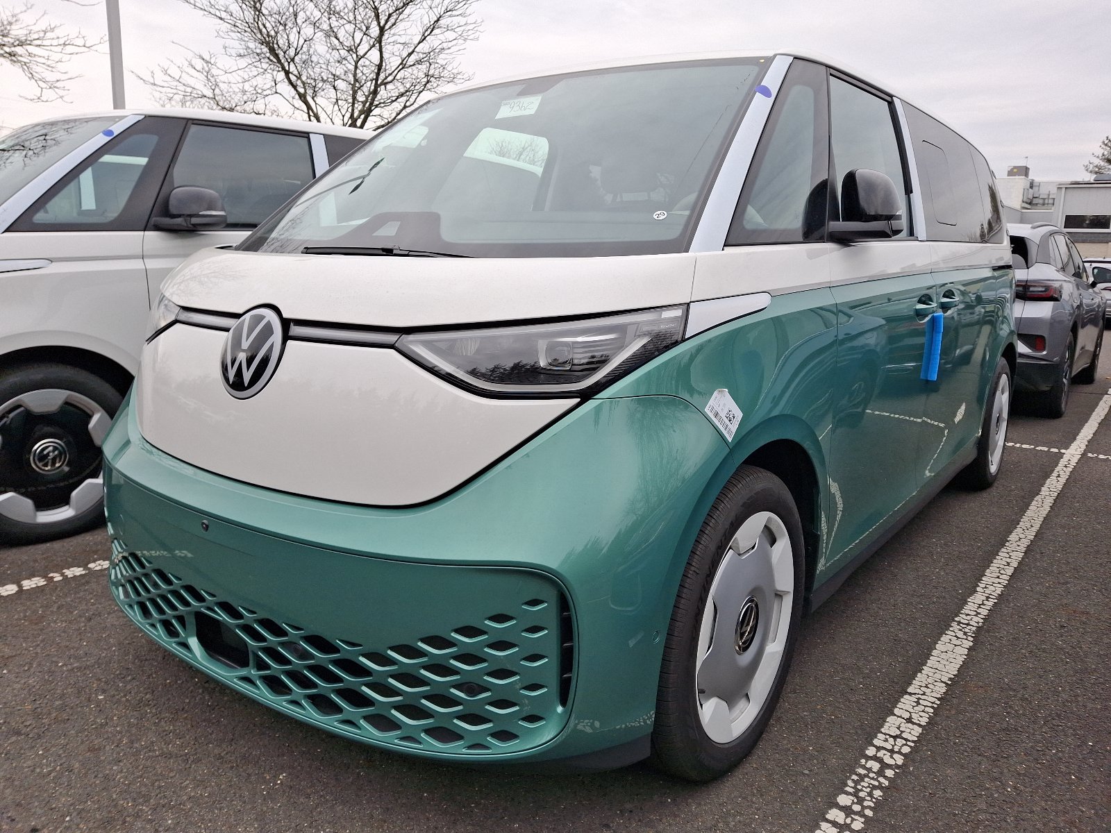 Used 2025 Volkswagen ID. Buzz 1st Edition AWD/4WD image 3