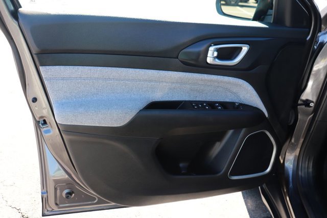 Used 2023 Jeep Compass Sport image 8