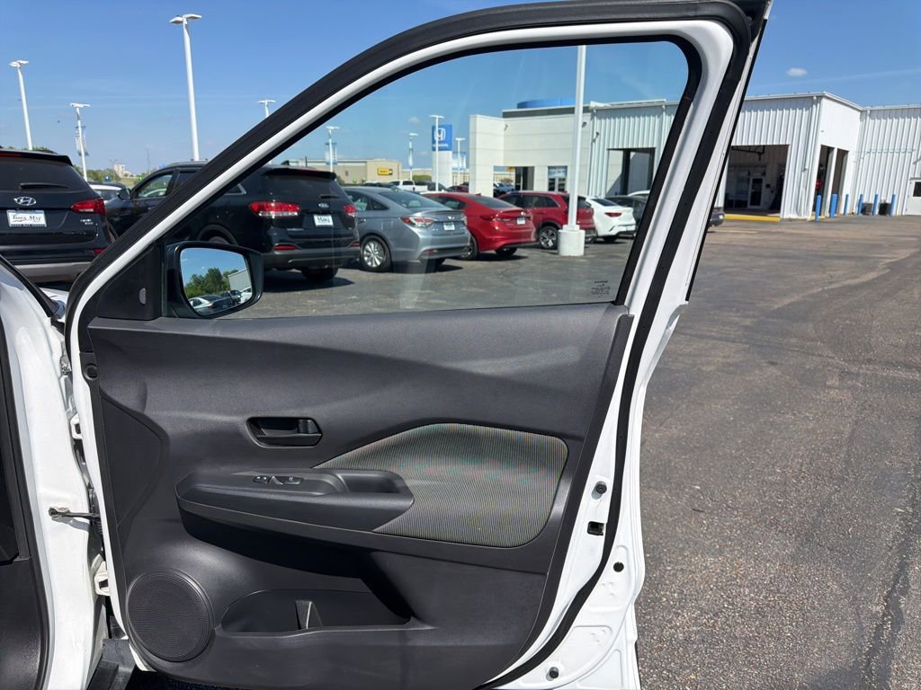 Used 2020 Nissan Kicks S image 29