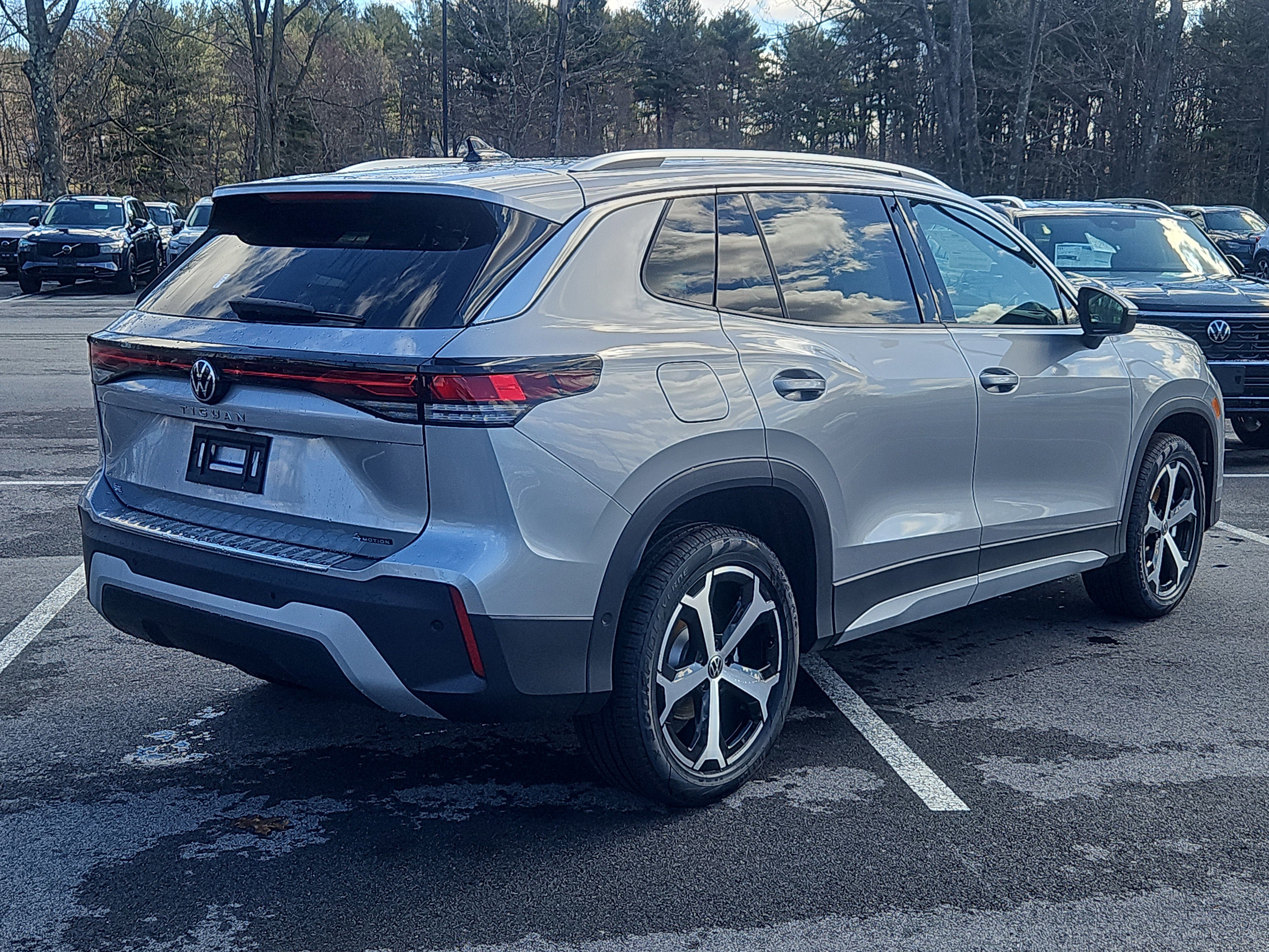 New 2026 Volkswagen Tiguan SE image 2